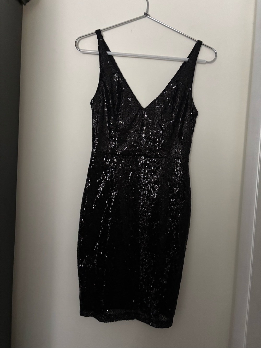 Lulu's Black Sequin V-Neck Midi Dress